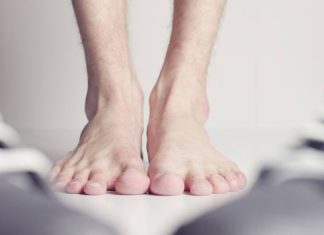 Grzybica paznokci u nóg i rąk. Poznaj jej najczęstsze objawy i przyczyny. Co na grzybicę paznokci? Domowe i profesjonalne sposoby