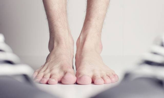 Grzybica paznokci u nóg i rąk. Poznaj jej najczęstsze objawy i przyczyny. Co na grzybicę paznokci? Domowe i profesjonalne sposoby