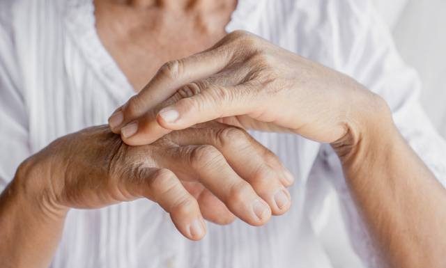 Te objawy dny moczanowej można łatwo pomylić z przemęczeniem lub inną chorobą. Nie ignoruj ich! Mogą świadczyć o rozwoju podagry