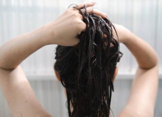 Woda z octem na włosy zadziała lepiej niż profesjonalny zabieg u fryzjera. Poznaj przepis na płukankę octową i zyskaj mocne włosy