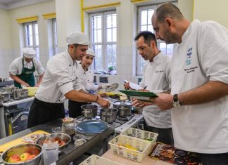 Tych parówek nie można kupować ani jeść! Nie dawaj też dzieciom. Co szkodzi? Oto, czego MUSISZ unikać