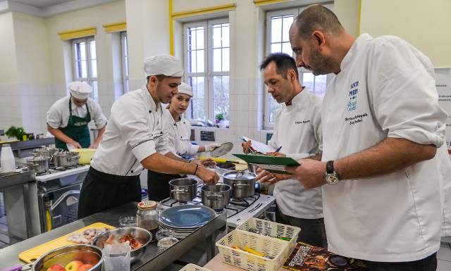 Tych parówek nie można kupować ani jeść! Nie dawaj też dzieciom. Co szkodzi? Oto, czego MUSISZ unikać