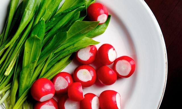 To dzieje się z twoim organizmem, gdy jesz rzodkiewkę. Poznaj właściwości zdrowotne tego chrupiącego warzywa. Jest zdrowe?