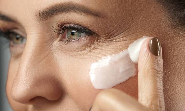 Nie trać pieniędzy na lifting i botoks. Te tanie kosmetyki z apteki wygładzą zmarszczki za grosze. To najlepsze kremy przeciwzmarszczkowe