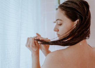 Woda z octem na włosy sprawi, że odzyskają one dawny blask i staną się mocniejsze. Płukanka octowa to tani kosmetyk