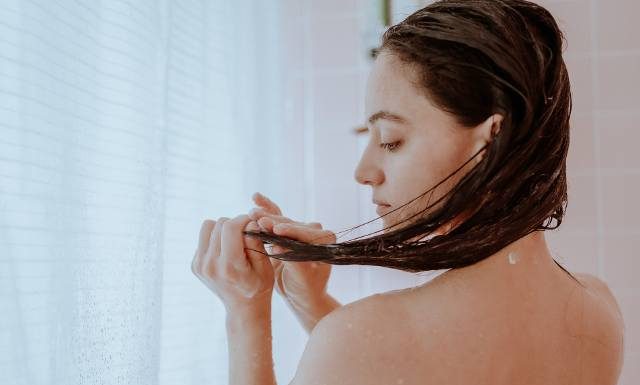 Woda z octem na włosy sprawi, że odzyskają one dawny blask i staną się mocniejsze. Płukanka octowa to tani kosmetyk