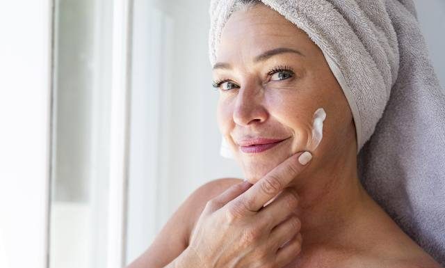 Kupisz za grosze, a działają jak lifting i botoks. Tanie kosmetyki z apteki to najlepsze kremy przeciwzmarszczkowe