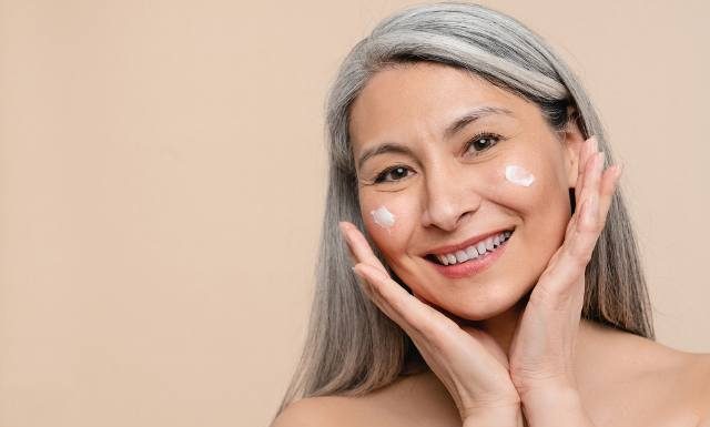 Te tanie kosmetyki z apteki zastąpią lifting i botoks. Wygładzą zmarszczki i odmłodzą cerę za grosze. To najlepsze kremy przeciwzmarszczkowe