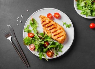 Co jeść przez cały dzień na diecie ketogenicznej? Polecane keto śniadania, obiady, kolacje i przekąski. Zobacz jadłospis na 7 dni