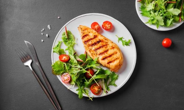 Co jeść przez cały dzień na diecie ketogenicznej? Polecane keto śniadania, obiady, kolacje i przekąski. Zobacz jadłospis na 7 dni