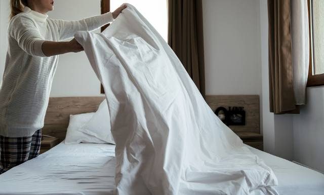 Jak często zmieniać pościel? Nie wystarczy robić tego raz na trzy miesiące. Eksperci mówią, jak często powinniśmy zmieniać pościel