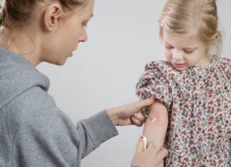 Jak sprawdzić, czy dziecko ma atopowe zapalenie skóry? Zwróć uwagę na te objawy. Poznaj metody leczenia i dietę dla dzieci z AZS