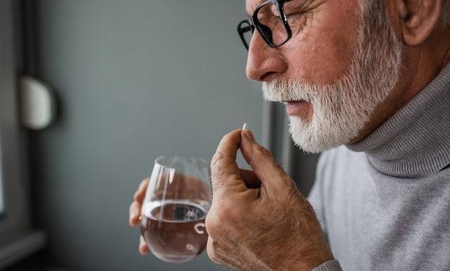 Łagodzi ból, ale może być groźny i doprowadzić do śmierci! Poznaj 5 niebezpiecznych dla zdrowia skutków stosowania ibuprofenu