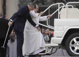 Pogorszył się stan zdrowia papieża Franciszka. Nie był w stanie wsiąść do papamobile