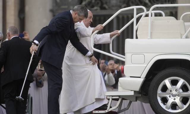 Pogorszył się stan zdrowia papieża Franciszka. Nie był w stanie wsiąść do papamobile