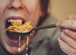 Płatki śniadaniowe to zdrowe śniadanie? Nie zawsze. Sprawdź, których płatków lepiej unikać, a które warto jeść