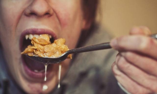 Płatki śniadaniowe to zdrowe śniadanie? Nie zawsze. Sprawdź, których płatków lepiej unikać, a które warto jeść