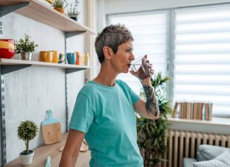 Kto nie powinien pić wody z octem jabłkowym? Przeciwskazania dotyczą nie tylko dzieci. U niektórych może prowadzić do omdleń i śpiączki