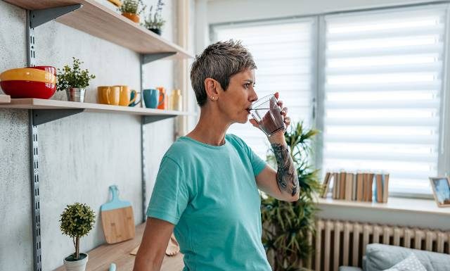 Kto nie powinien pić wody z octem jabłkowym? Przeciwskazania dotyczą nie tylko dzieci. U niektórych może prowadzić do omdleń i śpiączki