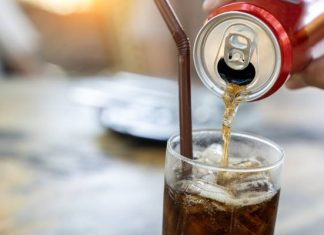 Takie są efekty picia coli. Zobacz, jak napoje tylu cola wpływają na organizm i czym grozi codzienne sięganie po takie produkty