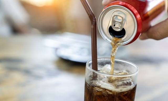 Takie są efekty picia coli. Zobacz, jak napoje typu cola wpływają na organizm i czym grozi codzienne sięganie po takie produkty
