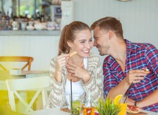 Jedzenie na miłość, czyli najlepsze afrodyzjaki. Te produkty rozgrzeją wasze zmysły w sypialni! Zobacz, co zawiera dieta na potencję