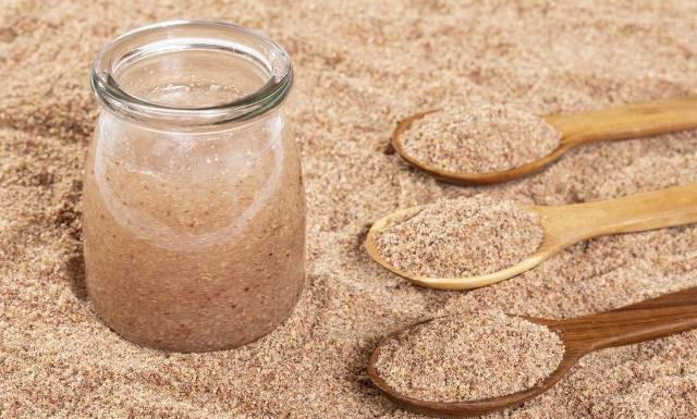 Toksycznie siemię lniane. Tak nie przygotowuj swoich ziarenek! Zobacz, jak zrobić len do picia w bezpieczny sposób