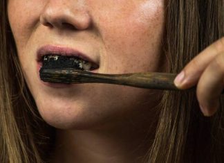 Czarna pasta najlepiej wybieli zęby? Stomatolog ostrzega. Popularne produkty do mycia z węglem aktywnym to same zagrożenia