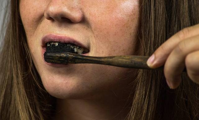 Czarna pasta najlepiej wybieli zęby? Stomatolog ostrzega. Popularne produkty do mycia z węglem aktywnym to same zagrożenia