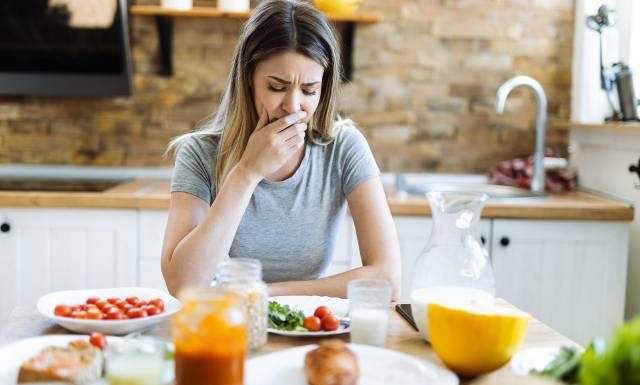 Dlaczego po jedzeniu jest mi niedobrze? 7 możliwych przyczyn mdłości po jedzeniu