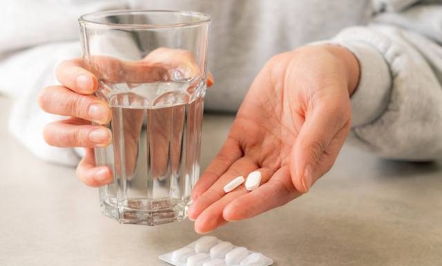 Często bierzesz paracetamol? Może być toksyczny i uszkodzić wątrobę i serce. Oto 5 skutków zażywania leku przeciwbólowego