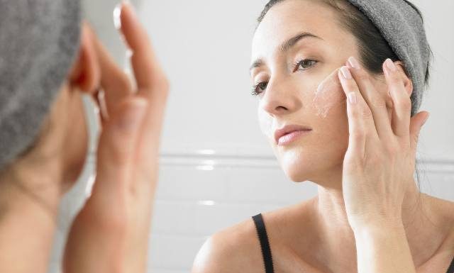 Lifting i botoks nie są konieczne. Te tanie kosmetyki z apteki wygładzą zmarszczki za grosze. To najlepsze kremy przeciwzmarszczkowe