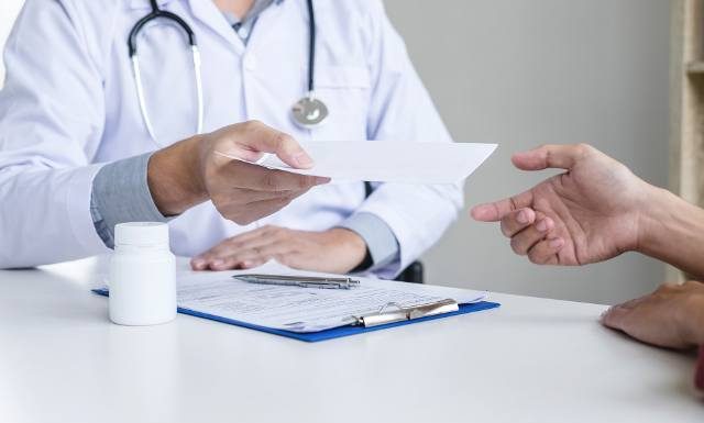 ZUS podał najnowsze dane dotyczące zwolnień lekarskich w 2023 r. Jak długo nie ma nas w pracy i z jakiego powodu?