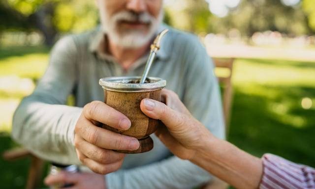Yerba mate działa 30 razy mocniej niż kawa i ułatwia odchudzanie. Nie przesadź z ilością!