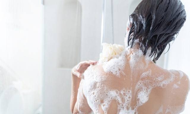 Smród, swędzenie i pryszcze to kilka z konsekwencji niemycia się. Poznaj 5 skutków, jakie ci grożą, jeżeli nie będziesz się regularnie myć