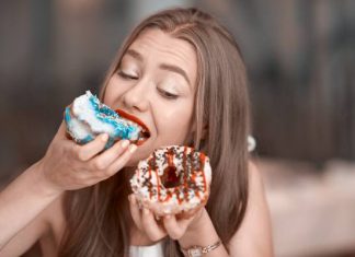 Uzależnia jak narkotyk, ale może świadczyć o chorobie. Ciągle masz ochotę na słodycze? Sprawdź, dlaczego i co hamuje apetyt na słodkości
