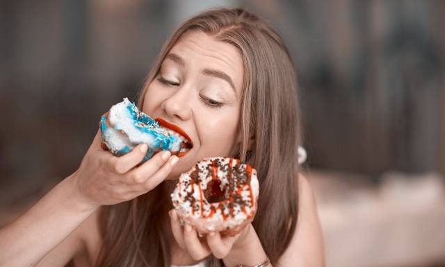 Uzależnia jak narkotyk, ale może świadczyć o chorobie. Ciągle masz ochotę na słodycze? Sprawdź, dlaczego i co hamuje apetyt na słodkości