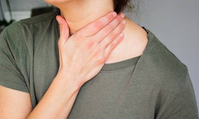 Włosy lecą Ci garściami, nie możesz spać i czujesz ciągłe zdenerwowanie? To mogą być objawy nadczynności tarczycy. Masz je? Idź do lekarza!