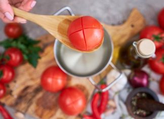 Czy trzeba sparzyć pomidory albo cytrynę? Wiele osób przelewa wrzątkiem różne warzywa i owoce. Czy to dobre i skuteczne? Wyjaśniamy