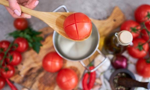 Czy trzeba sparzyć pomidory albo cytrynę? Wiele osób przelewa wrzątkiem różne warzywa i owoce. Czy to dobre i skuteczne? Wyjaśniamy