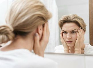 Niedobór witaminy B6 zobaczysz nie tylko na skórze. Zwróć uwagę na anemię i wypadające włosy. Jakie objawy mogą oznaczać niedobór wit. B6?