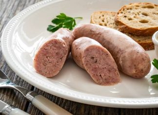 Biała kiełbasa na Wielkanoc i nie tylko. Czy jest zdrowa? Sprawdź, co jest w białej kiełbasie i jak wybrać najlepszą