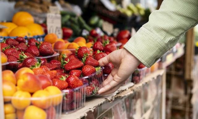 GIS ostrzega: wirus żółtaczki pokarmowej i pałeczki Salmonelli w polskich supermarketach. Zobacz, czy kupowałeś ostatnio te owoce i sałatkę?