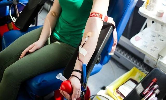 Zamiast tabliczek czekolady, majonez i chałwa! Genialna akcja w Regionalnym Centrum Krwiodawstwa i Krwiolecznictwa w Krakowie