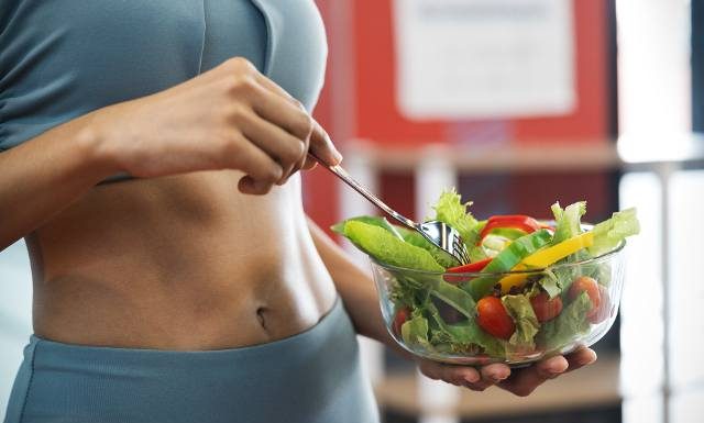 Co jeść, żeby nie mieć gazów i wzdęć? Po te produkty sięgaj przed ważnym wyjściem i treningiem. Unikniesz bólu brzucha i stresu