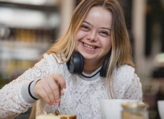 Na czym polega zespół Downa? Dowiedz się, jakie są objawy i przyczyny zespołu Downa. Co zwiększa ryzyko urodzenia dziecka z trisomią 21?