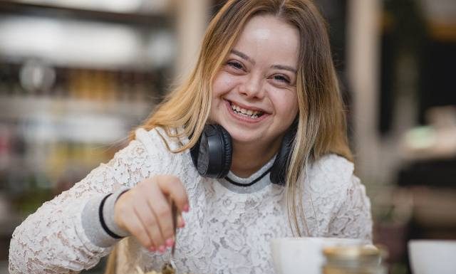 Na czym polega zespół Downa? Dowiedz się, jakie są objawy i przyczyny zespołu Downa. Co zwiększa ryzyko urodzenia dziecka z trisomią 21?