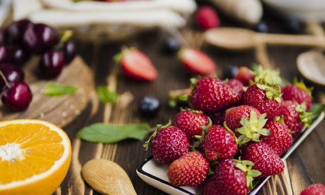 Brudna Dwunastka 2024. To lista najbardziej zanieczyszczonych warzyw i owoców. W nich znajduje się najwięcej chemii