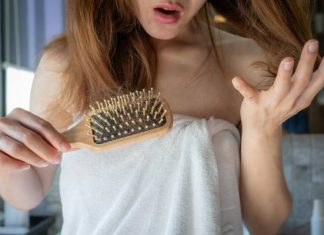 Wiosenne wypadanie włosów to normalność. Jeśli zadziałasz szybko, możesz je zatrzymać. Oto domowe sposoby na skutki przesilenia wiosennego