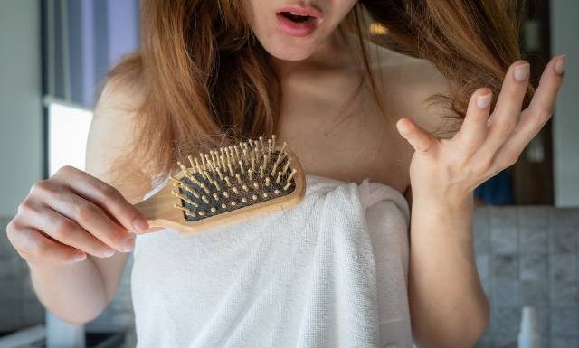 Wiosenne wypadanie włosów to normalność. Jeśli zadziałasz szybko, możesz je zatrzymać. Oto domowe sposoby na skutki przesilenia wiosennego